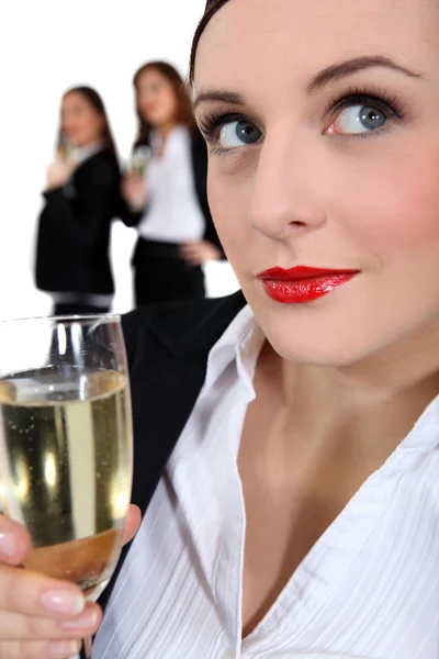 Frau mit Glas Champagner — Stockfoto