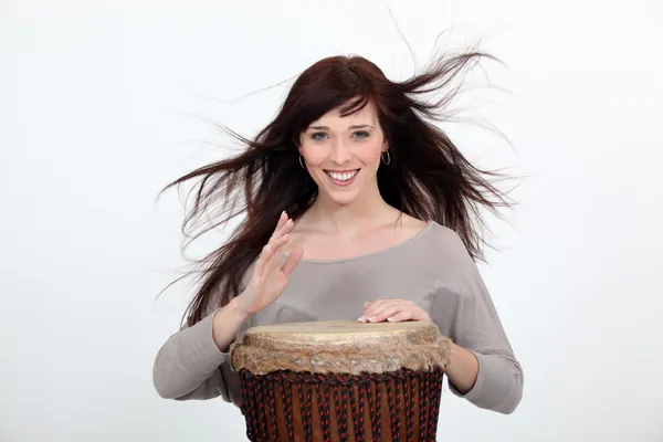 Donna con un tamburo djembe — Foto Stock