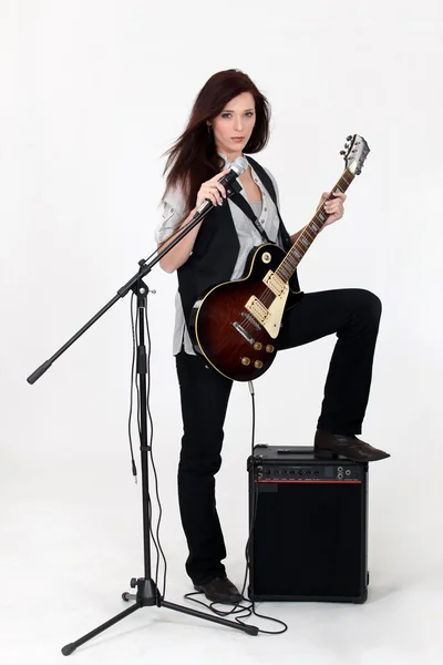 Cantora feminina com guitarra — Fotografia de Stock