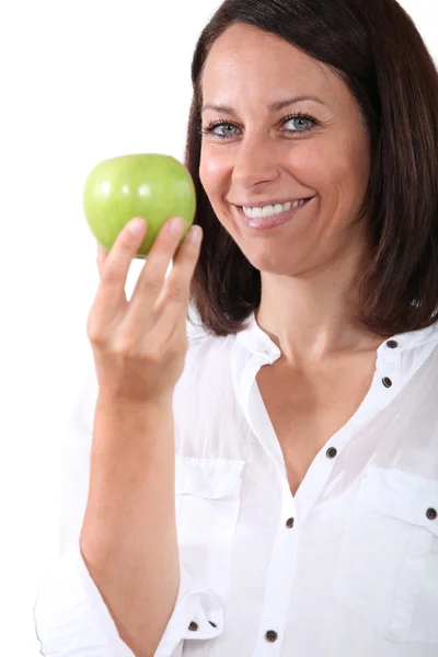 Frau hält einen Apfel in der Hand — Stockfoto