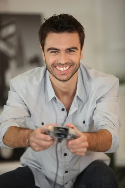Χαμογελαστός άνθρωπος παίζοντας παιχνίδια — Φωτογραφία Αρχείου