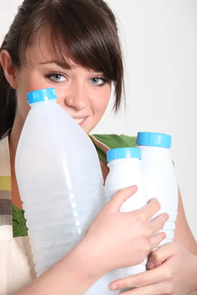 Mujer joven reciclando botellas de plástico — Foto de Stock