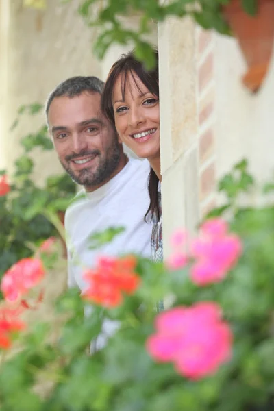 Pareja escondida por un muro de piedra —  Fotos de Stock