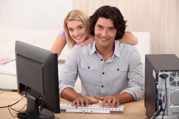 一对夫妇与计算机的肖像 — 图库照片