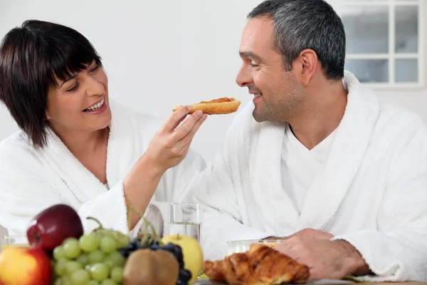 Casal tomando café da manhã em casa — Fotografia de Stock