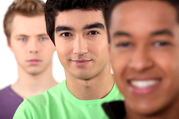 Drei Männer im Teenager-Alter standen hintereinander — Stockfoto
