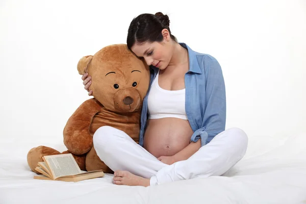 Pregnant woman embracing motherhood — Stock Photo, Image