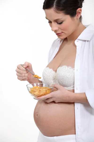 Donna incinta che mangia cereali — Foto Stock