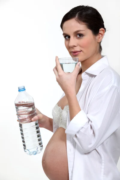 Gravid kvinna dricksvatten — Stockfoto