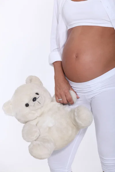 Zwangere vrouw houdt teddybeer vast — Stockfoto