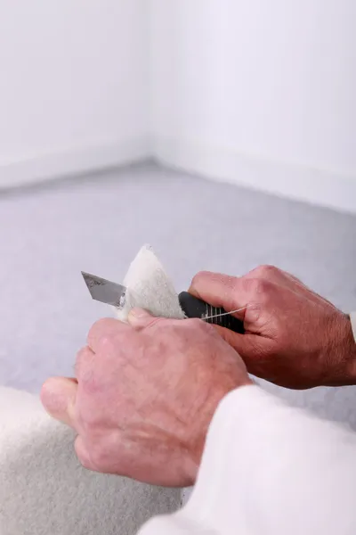 Closeup ενός ανθρώπου κοπή υλικού με ένα μαχαίρι χρησιμότητας — Φωτογραφία Αρχείου