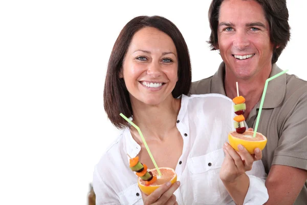 Pareja bebiendo jugo de fruta real — Foto de Stock