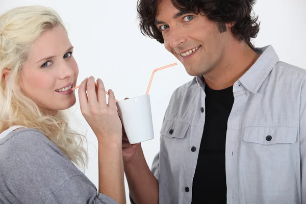 Casal beber juntos fora mesmo caneca com palha — Fotografia de Stock