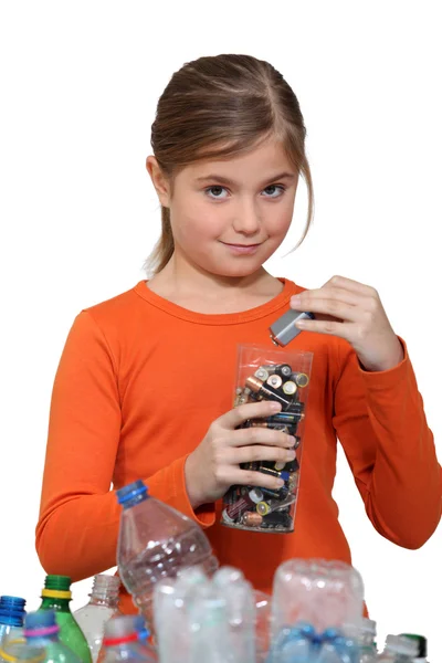 Lány újrahasznosítás akkumulátorok — Stock Fotó