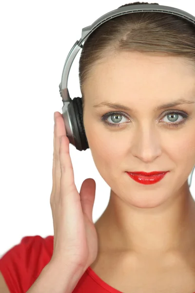 Close-up shot van een vrouw luisteren naar muziek — Stockfoto