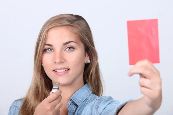 Chica tomando cartón rojo — Foto de Stock