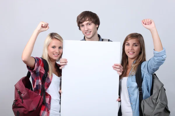 Drei Teenager mit Rucksäcken — Stockfoto