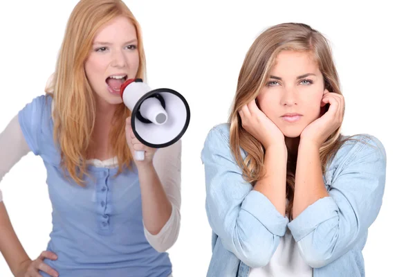 Ragazza gridando ad amico attraverso megafono — Foto Stock