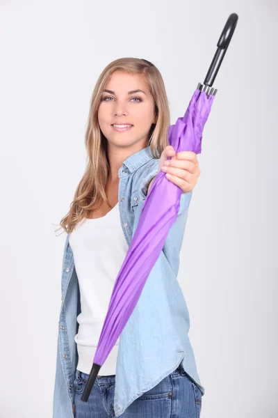 Tienermeisje bedrijf paarse paraplu — Stockfoto