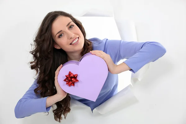 Mujer sosteniendo una caja en forma de corazón —  Fotos de Stock