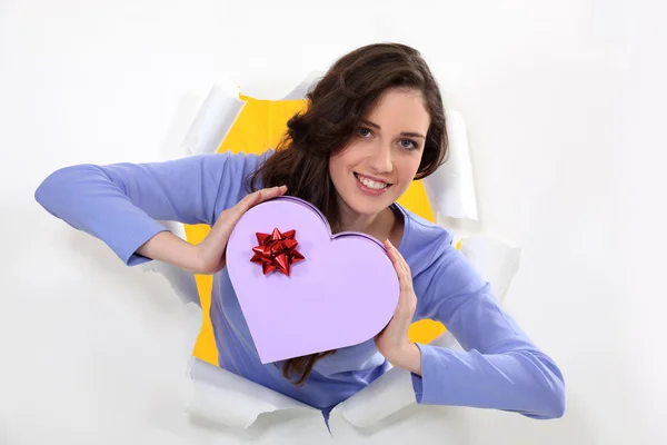 Kalp şeklinde bir kutu tutan kadın — Stok fotoğraf