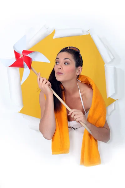 Mujer sosteniendo un juguete molino de viento —  Fotos de Stock