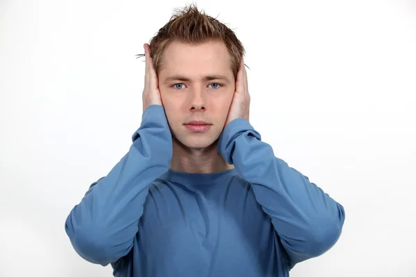 Muž připojením uši — Stock fotografie