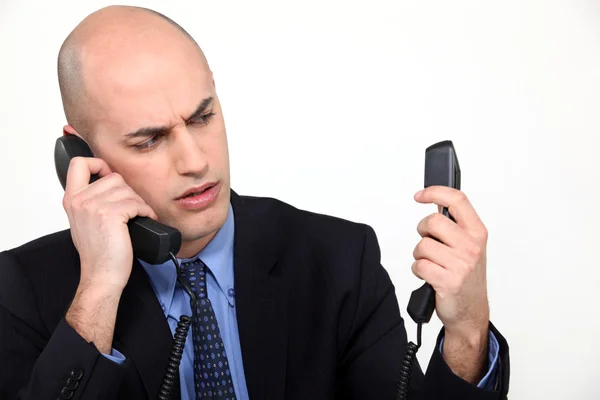 Man met twee telefoons — Stockfoto