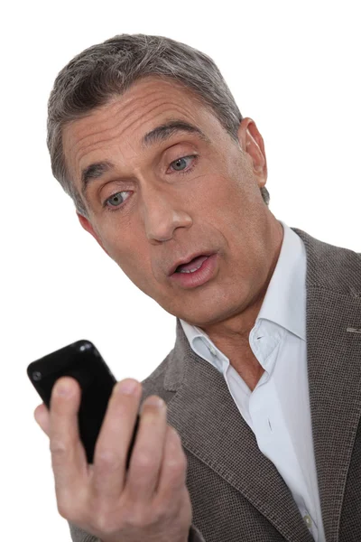 Volwassen gentleman verbijsterd op sms — Stockfoto