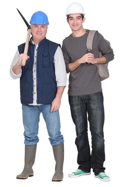 Tradesman standing next to apprentice — Stock Photo, Image