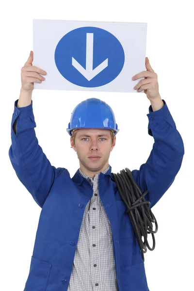 Elektrikář drží ceduli jednosměrná — Stock fotografie
