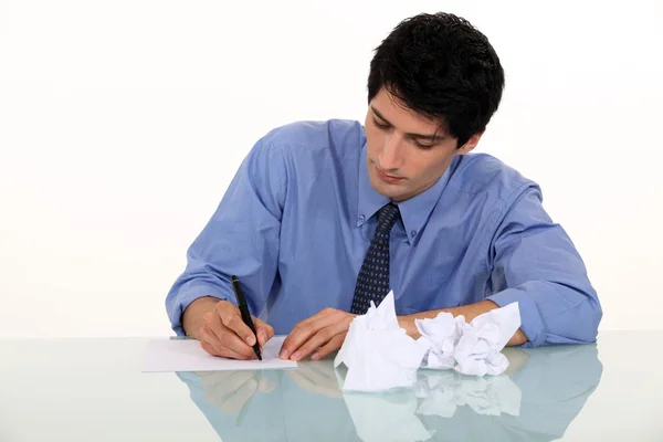 Hombre escribiendo una carta — Foto de Stock