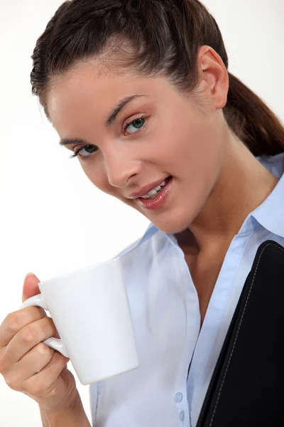 Zakenvrouw met een warm drankje — Stockfoto