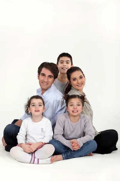 Eltern mit drei Kindern im Studio — Stockfoto