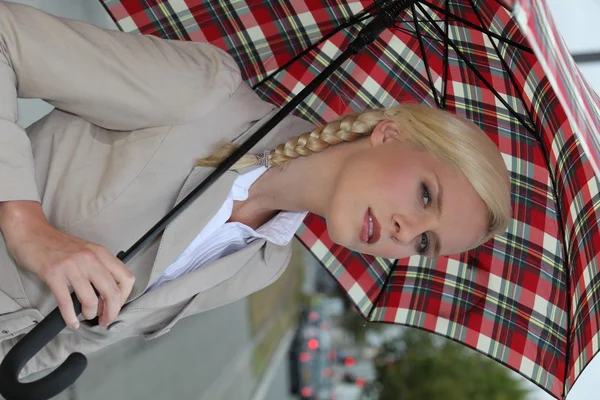 Femme d'affaires avec parapluie — Photo