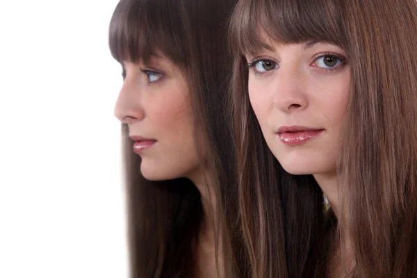 Portret van een jonge vrouw in de buurt van spiegel — Stockfoto