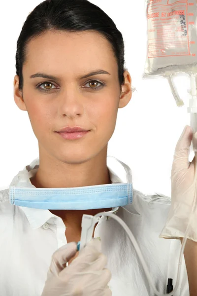 Sjuksköterska hålla en DROPP påse — Stockfoto