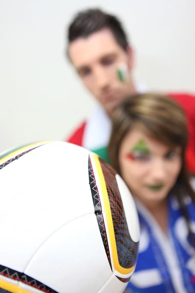 Par italienska fotboll fläktar hålla bollen — Stockfoto