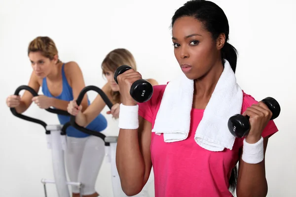 Vrouwen training in de sportschool — Stockfoto