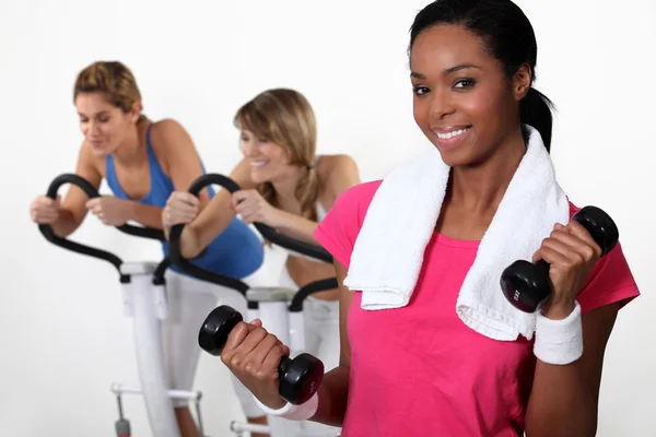 Drei Frauen im Fitnessstudio. — Stockfoto