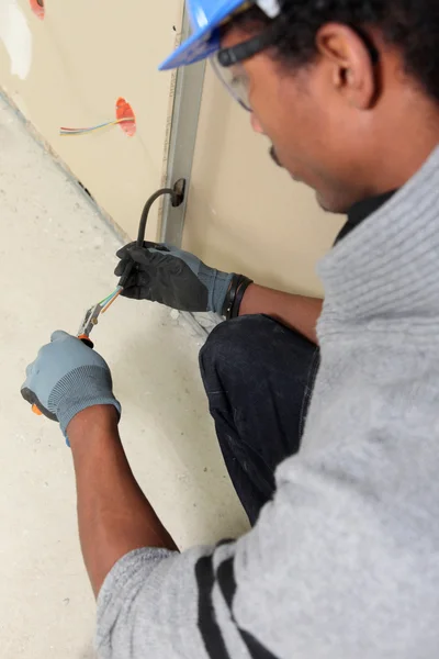Eletricista usando decapadores de fios — Fotografia de Stock
