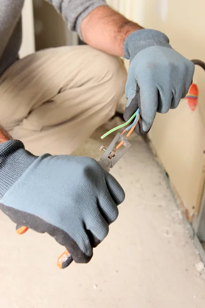 Electrician clipping wire — Stock Photo, Image