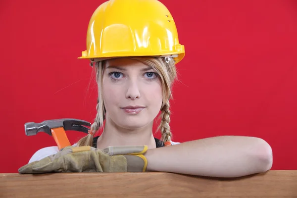 Frau mit schwerem Hut hält Hammer in der Hand — Stockfoto