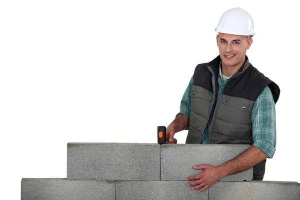 Erbauer legt eine Blockmauer — Stockfoto