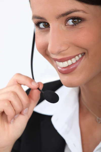 Close up van een glimlachende telefoniste — Stockfoto