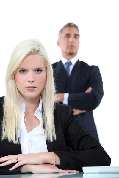 Blond affärskvinna sitter framför hennes chef — Stockfoto
