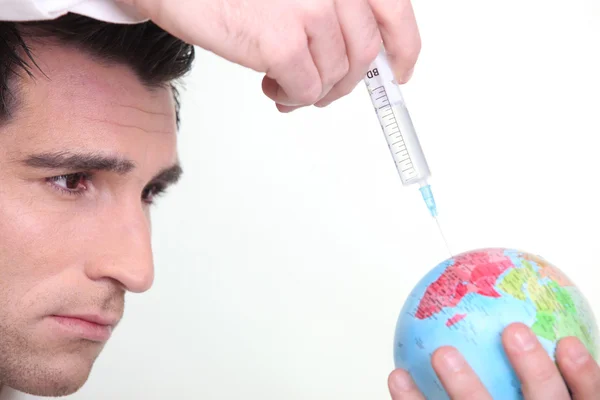 Man injecterende globe — Stockfoto