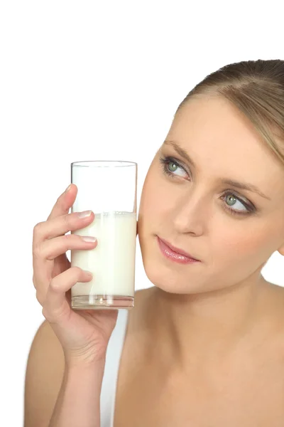 Vrouw met een glas melk — Stockfoto