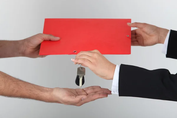 Exchanging signed contract for keys — Stock Photo, Image