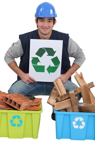 Commerçant promouvant le recyclage — Photo